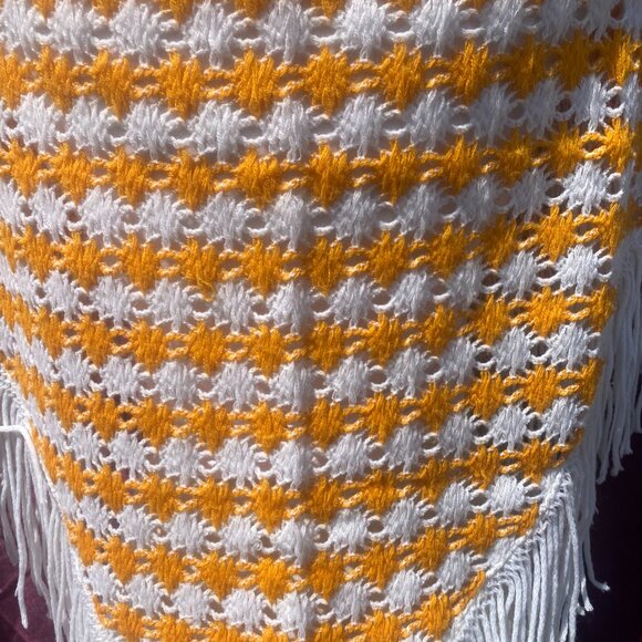 16-(VFC) Vintage. Clothing. Yellow & White. Shoulder Shawl. - Picture 4 of 5